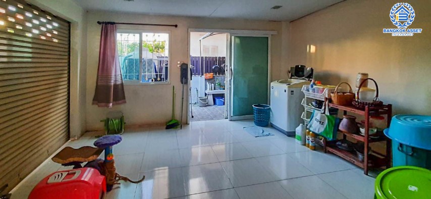 *****บ้านแฝดมือสองย่านกรุงเทพฯ ม.พระปิ่น2 ติดถ.บรมราชชนนี หลังมุม! เนื้อที่กว้างขวางถึง 36 ตร.ว. ฟังก์ชัน 4 ห้องนอน 2 ห้องน้ำ 2 ที่จอดรถ มีร้านค้า 2 ห้องสามารถค้าขายได้ บนทำเลดี เชื่อมต่อถ.พุทธมณฑลสาย2, ถ.กาญจนาภิเษก ใกล้ม.มหิดล และทางด่วน "ศรีรัช"